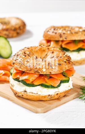 Stuttgart, Deutschland - 15. März 2023: Bagel Roll Sandwich Zum Frühstück Gekrönt Mit Lachsfischportrait In Stuttgart. Stockfoto