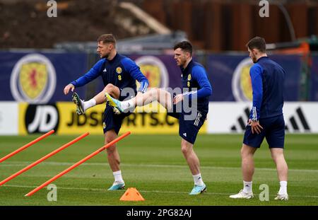 Andy Robertson (Zentrum) aus Schottland während des Trainings in Lesser Hampden, Glasgow. Foto: Dienstag, 21. März 2023. Stockfoto