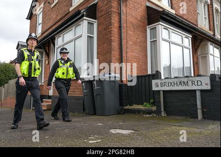 Brixham Road, Birmingham, 21. März 2023 - die West Midlands Police verstärkte Fußpatrouillen auf der Brixham Road und der Shenstone Road, nachdem sie eine Untersuchung eingeleitet hatten, nachdem ein Mann in der Nähe der Brixham Road in Edgbaston, Birmingham, kurz nach 19 Uhr gestern (Montag) in Brand gesetzt wurde. Quelle: Stop Press Media/Alamy Live News Stockfoto