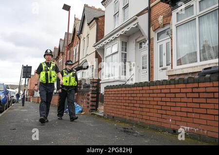 Brixham Road, Birmingham, 21. März 2023 - Polizeibeamte der West Midlands patrouillieren am Tatort vorbei, da verstärkte Fußpatrouillen sowohl auf der Brixham Road als auch auf der Shenstone Road durchgeführt werden, nachdem ein Mann in der Nähe der Brixham Road in Edgbaston, Birmingham, angezündet wurde. gestern (Montag) kurz nach 19:00 Uhr. Quelle: Stop Press Media/Alamy Live News Stockfoto