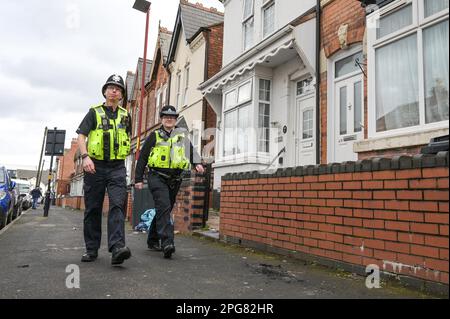 Brixham Road, Birmingham, 21. März 2023 - Polizeibeamte der West Midlands patrouillieren am Tatort vorbei, da verstärkte Fußpatrouillen sowohl auf der Brixham Road als auch auf der Shenstone Road durchgeführt werden, nachdem ein Mann in der Nähe der Brixham Road in Edgbaston, Birmingham, angezündet wurde. gestern (Montag) kurz nach 19:00 Uhr. Quelle: Stop Press Media/Alamy Live News Stockfoto