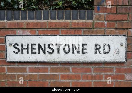 Brixham Road, Birmingham, 21. März 2023 - die West Midlands Police verstärkte Fußpatrouillen auf der Brixham Road und der Shenstone Road, nachdem sie eine Untersuchung eingeleitet hatten, nachdem ein Mann in der Nähe der Brixham Road in Edgbaston, Birmingham, kurz nach 19 Uhr gestern (Montag) in Brand gesetzt wurde. Quelle: Stop Press Media/Alamy Live News Stockfoto