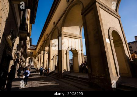 Der Vasarikorridor verbindet den Palazzo Vecchio mit dem Pitti-Palast und führt über die Geschäfte auf der Ponte Vecchio - einem Fußweg unter dem Fluss. Stockfoto