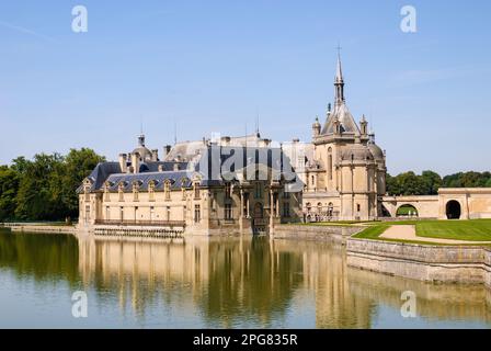 Schloss Chantilly in Frankreich, mit Wasserreflexionen Stockfoto