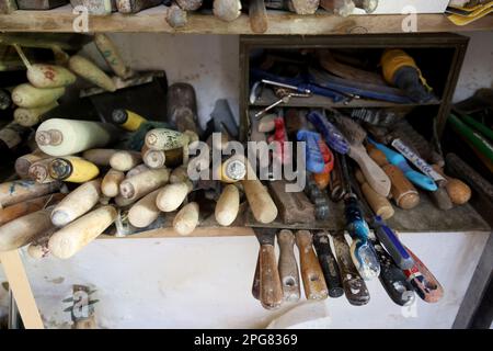 In Rory Youngs Werkstatt zu Hause in Cirencester. Stockfoto