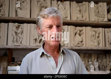 Rory Young, in seiner Werkstatt zu Hause in Cirencester. Stockfoto