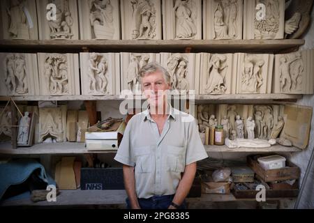 Rory Young, in seiner Werkstatt zu Hause in Cirencester. Stockfoto