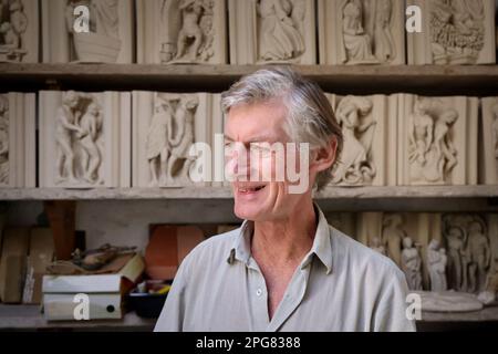 Rory Young, in seiner Werkstatt zu Hause in Cirencester. Stockfoto