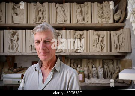 Rory Young, in seiner Werkstatt zu Hause in Cirencester. Stockfoto