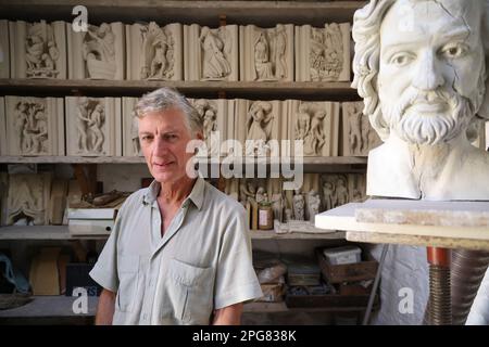 Rory Young, in seiner Werkstatt zu Hause in Cirencester. Stockfoto