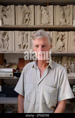 Rory Young, in seiner Werkstatt zu Hause in Cirencester. Stockfoto