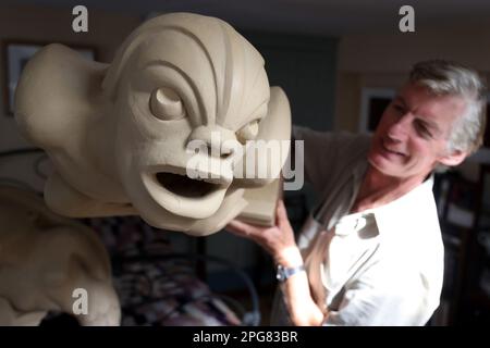 Rory Young, mit Gargoyle, zu Hause in Cirencester. Stockfoto