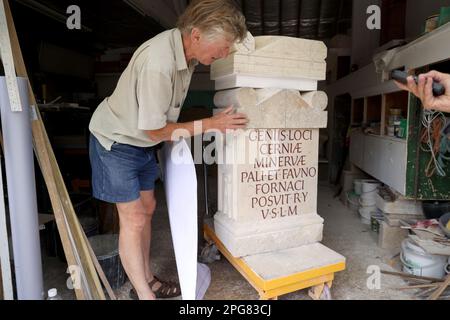 Rory Young, in seiner Werkstatt auf der College Farm in Cirencester. Stockfoto