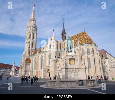 Die Matthiaskirche, oder die Kirche der Himmelfahrt des Budaer Schlosses, ist eine römisch-katholische Kirche vor der Fischerbastei Stockfoto