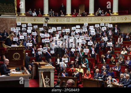 Paris, Frankreich. 20. März 2023. Dieses Foto, das am 20. März 2023 aufgenommen wurde, zeigt eine Ansicht nach der Abstimmung über einen Misstrauensantrag in der französischen Nationalversammlung in Paris. Zwei Misstrauensanträge gegen die französische Regierung konnten nach heißen Debatten, gefolgt von knappen Abstimmungen am Montagnachmittag, keine Mehrheit in der Nationalversammlung überzeugen. Das bedeutet, dass das unpopuläre Rentenreformgesetz der Regierung als ohne Abstimmung im Unterhaus des Parlaments angenommen gilt. Der französische Präsident Emmanuel Macron hat nun 15 Tage Zeit, um das Gesetz in Kraft zu setzen. Kredit: Rit Heize/Xinhua/Alamy Live News Stockfoto