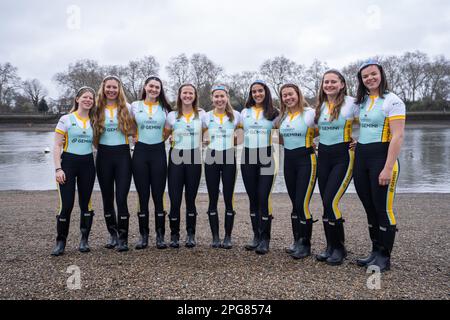 London, UK, 21. März 2023. Mitglieder der weiblichen Crew der Cambridge University posieren vor dem Bootsrennen der Gemini University am Sonntag, den 26. März für Fotos am Putney River. Kredit: amer Ghazzal/Alamy Live News Stockfoto