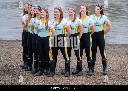 London, UK, 21. März 2023. Mitglieder der weiblichen Crew der Cambridge University posieren vor dem Bootsrennen der Gemini University am Sonntag, den 26. März für Fotos am Putney River. Kredit: amer Ghazzal/Alamy Live News Stockfoto