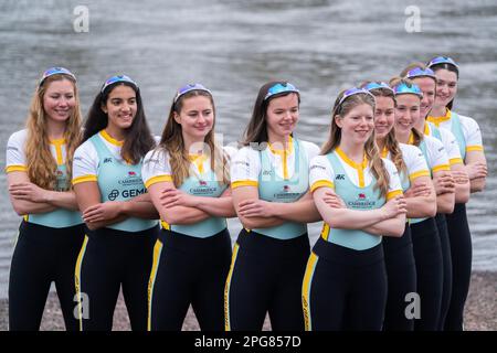 London, UK, 21. März 2023. Mitglieder der weiblichen Crew der Cambridge University posieren vor dem Bootsrennen der Gemini University am Sonntag, den 26. März für Fotos am Putney River. Kredit: amer Ghazzal/Alamy Live News Stockfoto