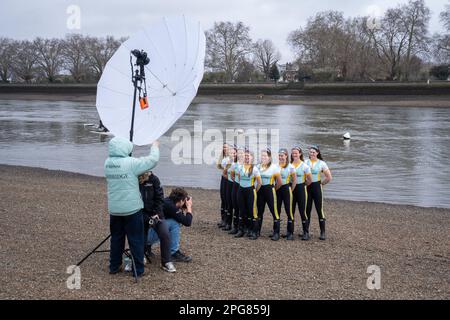 London, UK, 21. März 2023. Mitglieder der weiblichen Crew der Cambridge University posieren vor dem Bootsrennen der Gemini University am Sonntag, den 26. März für Fotos am Putney River. Kredit: amer Ghazzal/Alamy Live News Stockfoto