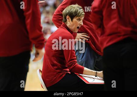 Bloomington, Usa. 21. März 2023. Der Trainer der Indiana University, Teri Moren, trainiert gegen Miami während der zweiten Runde des NCAA womenís Basketballturniers in der Simon Skjodt Assembly Hall. Die Hoosiers haben gegen die Hurricanes 70-68 verloren. Kredit: SOPA Images Limited/Alamy Live News Stockfoto