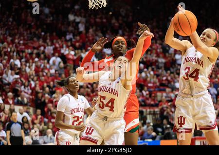 Bloomington, Usa. 21. März 2023. Indiana Hoosiers Guard Grace Berger (34) kämpft während der zweiten Runde des NCAA womenís Basketballturniers in der Simon Skjodt Assembly Hall gegen Miami. Die Hoosiers haben gegen die Hurricanes 70-68 verloren. Kredit: SOPA Images Limited/Alamy Live News Stockfoto