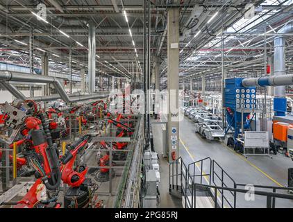 20. März 2023, Brandenburg, Grünheide: Blick in die riesige Fabrik des Tesla Gigafactory Berlin Brandenburg. Am 22.03.2022 wurde das Tesla-Werk eröffnet und in Betrieb genommen. In der Zwischenzeit sind dort etwa 10.000 Menschen beschäftigt. Foto: Patrick Pleul/dpa Stockfoto