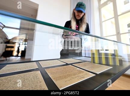 Prag, Tschechische Republik. 21. März 2023. Eine eintägige Ausstellung des Manuskripts von schicksalhaften Abenteuern des guten Soldaten Svejk während des Weltkriegs (Osudy dobreho vojaka Svejka za svetove valky) Roman anlässlich des 100. Todestages seines Autors Jaroslav Hasek fand im Literaturmuseum in Prag statt. Kredit: Katerina Sulova/CTK Photo/Alamy Live News Stockfoto