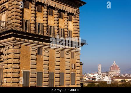 Blick auf den Dom im Hintergrund, den Pitti-Palast im Vordergrund, von den Boboli-Gärten in Florenz. Stockfoto