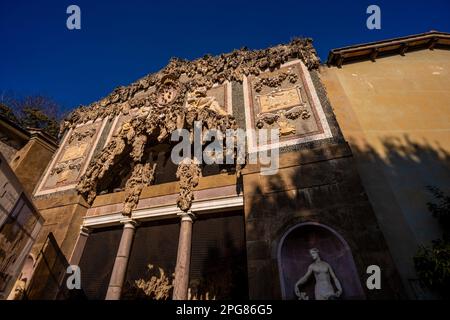 Statuen und Eingang zur Buontalenti Grotto in den Boboli-Gärten in Florenz, Italien. Stockfoto