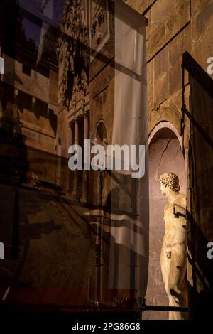 Statuen und Eingang zur Buontalenti Grotto in den Boboli-Gärten in Florenz, Italien. Stockfoto