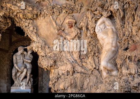 Statuen und Eingang zur Buontalenti Grotto in den Boboli-Gärten in Florenz, Italien. Stockfoto