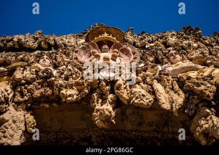 Statuen und Eingang zur Buontalenti Grotto in den Boboli-Gärten in Florenz, Italien. Stockfoto