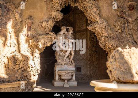 Statuen und Eingang zur Buontalenti Grotto in den Boboli-Gärten in Florenz, Italien. Stockfoto