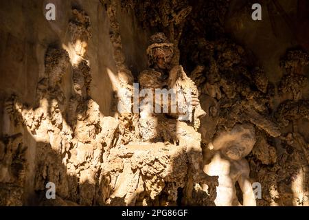 Statuen und Eingang zur Buontalenti Grotto in den Boboli-Gärten in Florenz, Italien. Stockfoto