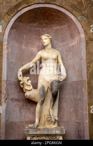 Statuen und Eingang zur Buontalenti Grotto in den Boboli-Gärten in Florenz, Italien. Stockfoto