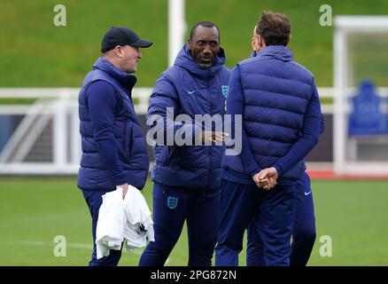 England Assistant Manager Steve Holland, Coach Jimmy Floyd Hasselbaink und Manager Gareth Southgate während eines Trainings in St. George's Park, Burton-on-Trent. Foto: Dienstag, 21. März 2023. Stockfoto