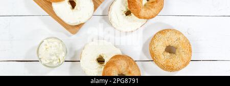 Stuttgart, Deutschland - 18. März 2023: Bagel Roll Sandwich Zum Frühstück Garniert Mit Sahne Käse Auf Holzbrett Von Oben Panorama In Stuttgart, Deutschland Stockfoto