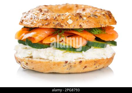 Stuttgart, Deutschland - 15. März 2023: Bagelrolle mit Lachs-Fisch-Sandwich zum Frühstück gekürzt vor weißem Hintergrund in Stuttgart Stockfoto