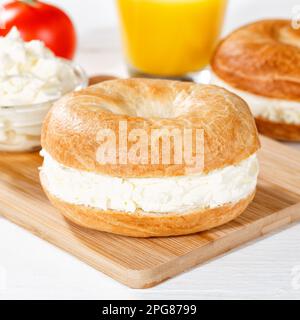 Stuttgart, Deutschland - 18. März 2023: Bagel-Roll-Sandwich Zum Frühstück Mit Sahne-Käse-Platz In Stuttgart. Stockfoto