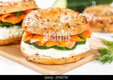 Stuttgart, Deutschland - 15. März 2023: Bagel Roll Sandwich zum Frühstück garniert mit Lachsfisch auf einem Brett in Stuttgart. Stockfoto