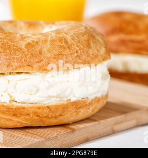 Stuttgart, Deutschland - 18. März 2023: Bagel Roll Sandwich zum Frühstück garniert mit Sahne Käse Nahplatz in Stuttgart, Deutschland. Stockfoto