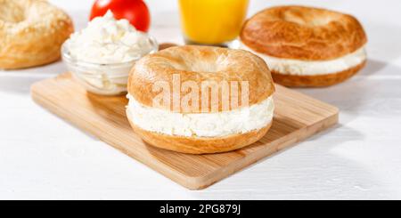 Stuttgart, Deutschland - 18. März 2023: Bagel Roll Sandwich Zum Frühstück Gekrönt Mit Cream Cheese Panorama In Stuttgart. Stockfoto