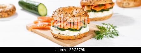 Stuttgart, Deutschland - 15. März 2023: Bagel Roll Sandwich Zum Frühstück Gekrönt Mit Lachsfischpanorama In Stuttgart. Stockfoto