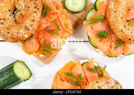 Stuttgart, Deutschland - 15. März 2023: Bagel Roll Sandwich zum Frühstück garniert mit Lachsfischen von oben auf Einem Holzbrett in Stuttgart. Stockfoto