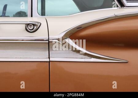 Chromverzierungen an der Seite eines Ford Fairlane 500 Galaxie Skyliner aus dem Jahr 1959, der über ein einziehbares Dach verfügt und im riesigen Kofferraum verstaut ist. Stockfoto