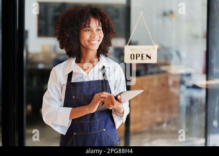 Erfolgreiche Inhaber eines kleinen Unternehmens kmu-Schönheitssalon mit Tablet im Café-Restaurant, asiatische Bräunungsfrau Barista-Café-Besitzer, Unternehmer Stockfoto