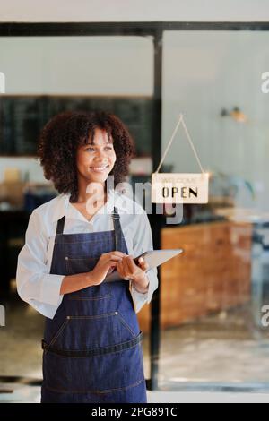 Erfolgreiche Inhaber eines kleinen Unternehmens kmu-Schönheitssalon mit Tablet im Café-Restaurant, asiatische Bräunungsfrau Barista-Café-Besitzer, Unternehmer Stockfoto