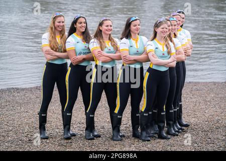 London, UK, 21. März 2023. Mitglieder der weiblichen Crew der Cambridge University posieren vor dem Bootsrennen der Gemini University am Sonntag, den 26. März für Fotos am Putney River. Kredit: amer Ghazzal/Alamy Live News Stockfoto