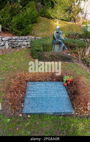 Zürich, Schweiz - 22. Februar 2023: Grabstein und Statue des berühmten irischen Schriftstellers, Schriftstellers und Dichters James Joyce am Grab in Zürich Stockfoto