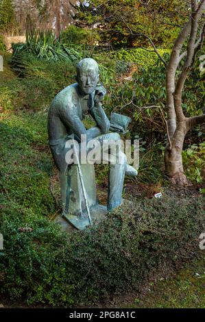 Zürich, Schweiz - 22. Februar 2023: Statue des berühmten irischen Schriftstellers, Schriftstellers und Dichters James Joyce am Grab in Zürich Stockfoto